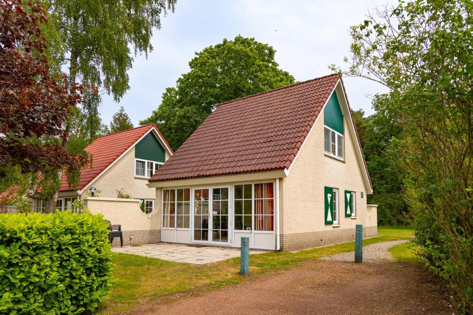 Bungalow - 6 Personen Gelegen In De Nabije Omgeving Van Avonturenpark Hellendoorn En De Prachtige Sallandse Heuvelrug En Eelerberg Luaran gambar